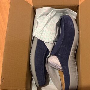 REVITALIGN women’s Siesta Burst peacoat suede mules size 10